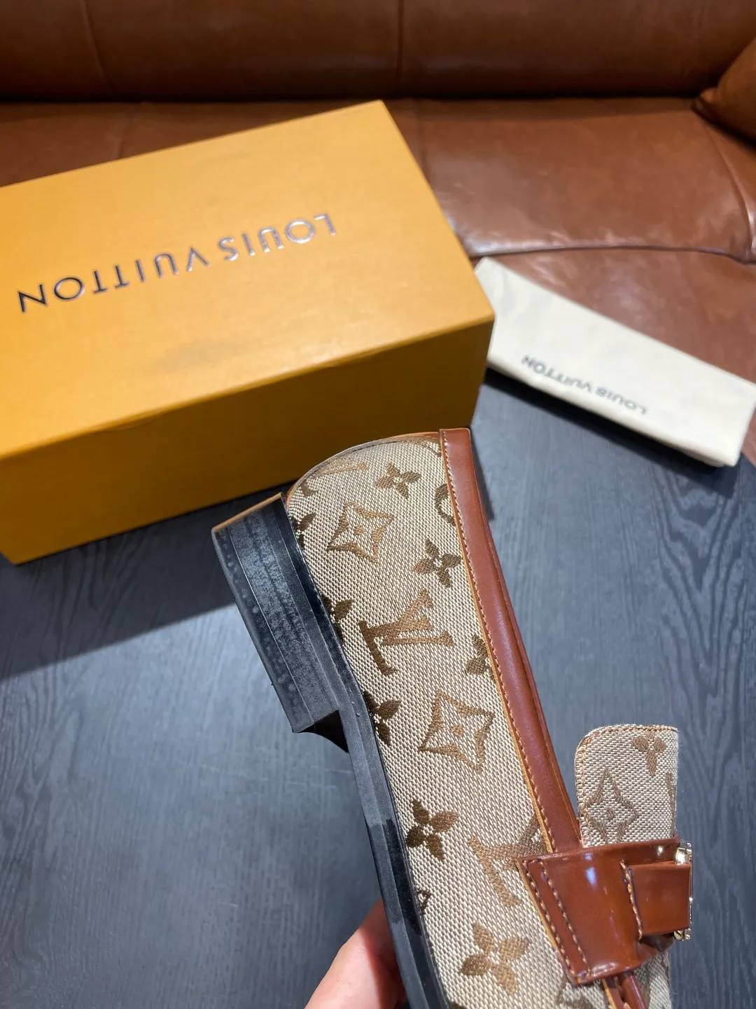 [LV] Leather shoes - High-end quality - Upper: 🔝Tumbled cowhide, Nappa cowhide, brand logo sewn on the shoe body - Inner: cowhide, foot pad; water-dyed cowhide - Outsole: T men's shoes 💰R·Rubber foam; two-color molded outsole -Super high quality control·Fine workmanship: highlighted (high-end·luxury·grade) -Size: 38-44 (45 can be customized)